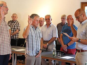 Bürgermeister Gerd Kleinhenz vereidigte Paul Gundelach und Gerhard Kleinheinz. Sebastian Schmitt
