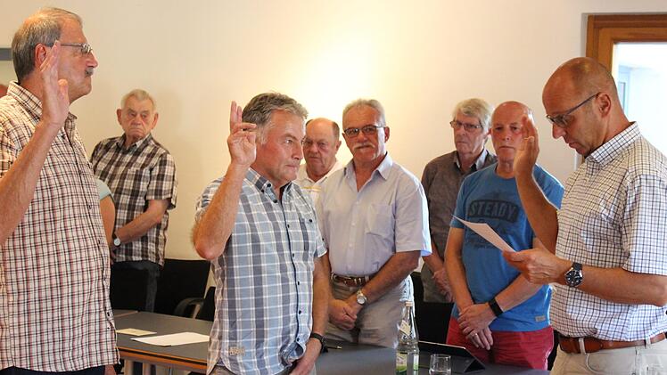 Bürgermeister Gerd Kleinhenz vereidigte Paul Gundelach und Gerhard Kleinheinz. Sebastian Schmitt