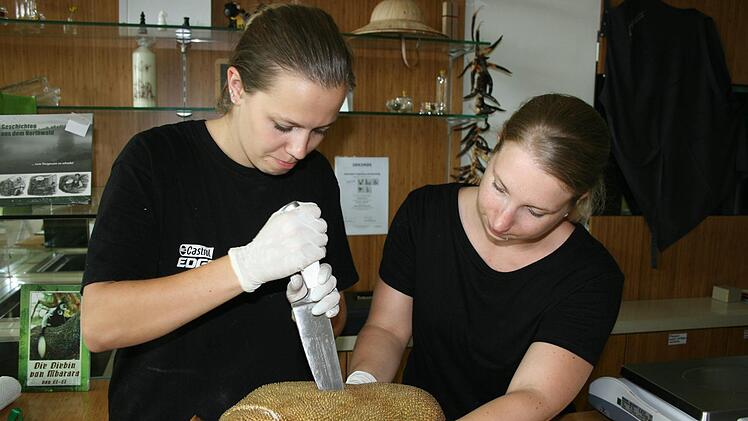 Mit einem gro&szlig;en Messer wird die Frucht zerteilt.Maria L&ouml;ffler