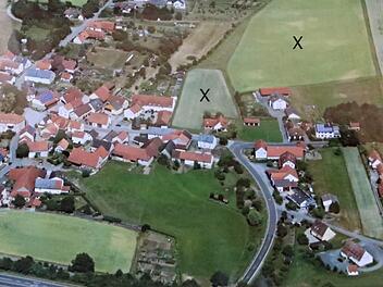 Das schon lange ausgewiesene Baugebiet in Fischbach (oberhalb der Bebauung rechts; mit x gekennzeichnet) ist so groß wie etwa ein Viertel der Ortschaft. Es soll nun neu überplant und den Erfordernissen angepasst werden. Das Foto wurde von Anita Krause zur Verfügung gestellt: Repro: Helmut Will
