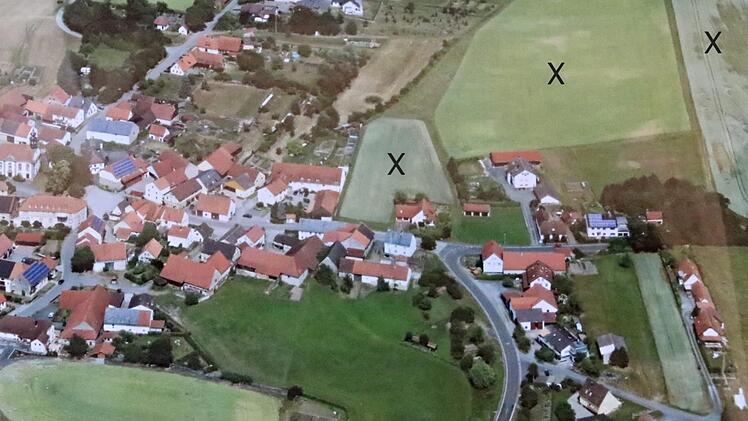 Das schon lange ausgewiesene Baugebiet in Fischbach (oberhalb der Bebauung rechts; mit x gekennzeichnet) ist so groß wie etwa ein Viertel der Ortschaft. Es soll nun neu überplant und den Erfordernissen angepasst werden. Das Foto wurde von Anita Krause zur Verfügung gestellt: Repro: Helmut Will