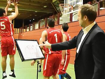 Der Staffelsteiner Basketball-Trainer Mario Reitz (rechts) gibt seiner Bezirksoberliga-Mannschaft vom TSV Staffelstein von außen klare Vorgaben, wie sie auf dem Spielfeld zu agieren hat.  Foto: Gunther Czepera