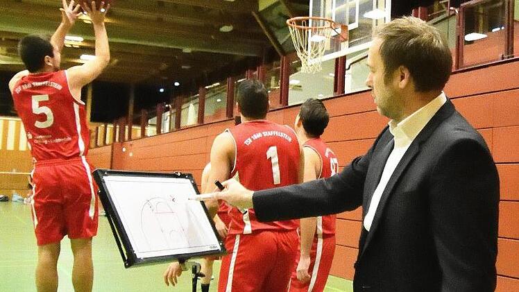 Der Staffelsteiner Basketball-Trainer Mario Reitz (rechts) gibt seiner Bezirksoberliga-Mannschaft vom TSV Staffelstein von außen klare Vorgaben, wie sie auf dem Spielfeld zu agieren hat.  Foto: Gunther Czepera