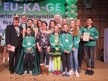 Unser Bild zeigt (von links) Dieter Kewersun, Dieter Diez, Clemens Helle, Katharina Baidel, Kathrin Klingspies, Simone Sell, Sabine Helle, Dunja Scholz, Aileen Reindl, Timo Lippert, Leonie Reindl, Nathalie Bauer, Amélie Reich, Sina Lippert und Julia Renninger. Doris Bauer