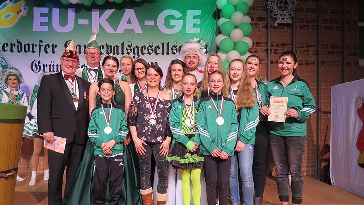 Unser Bild zeigt (von links) Dieter Kewersun, Dieter Diez, Clemens Helle, Katharina Baidel, Kathrin Klingspies, Simone Sell, Sabine Helle, Dunja Scholz, Aileen Reindl, Timo Lippert, Leonie Reindl, Nathalie Bauer, Amélie Reich, Sina Lippert und Julia Renninger. Doris Bauer