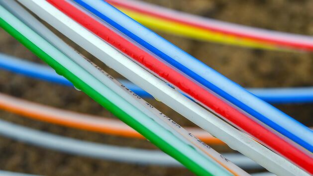 Leerrohre, in die sp&auml;ter die Glasfaserkabel verlegt werden.  Symbolfoto:  Patrick Pleul, dpa