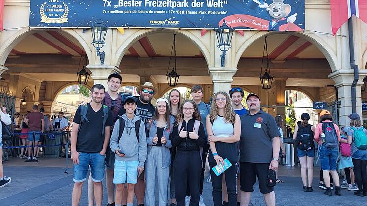Die Jugendgruppe der Feuerwehren Euerdorf und Hammelburg, ganz rechts im Bild der Vorsitzende des KJR Klaus Kippes. Foto: Kevin Radler