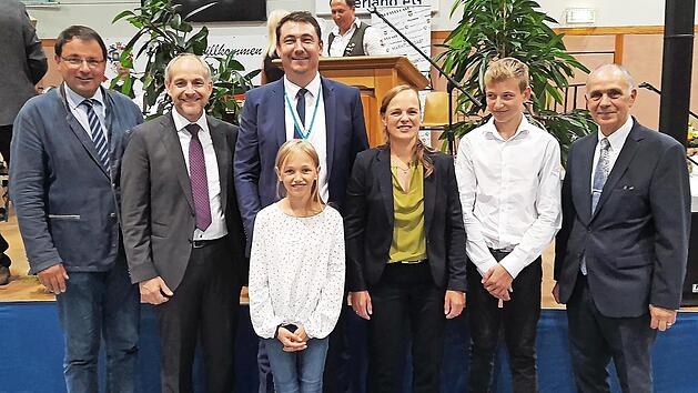 Der neue Träger der silbernen Bürgermedaille Martin Döring mit (von links) MdL Martin Schöffel, stellvertretendem Landrat Jörg Kunstmann, Tochter Anne, Ehefrau Maria, Sohn Lukas und Bürgermeister Franz Uome