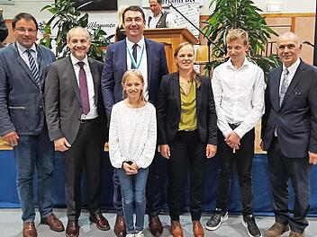 Der neue Träger der silbernen Bürgermedaille Martin Döring mit (von links) MdL Martin Schöffel, stellvertretendem Landrat Jörg Kunstmann, Tochter Anne, Ehefrau Maria, Sohn Lukas und Bürgermeister Franz Uome