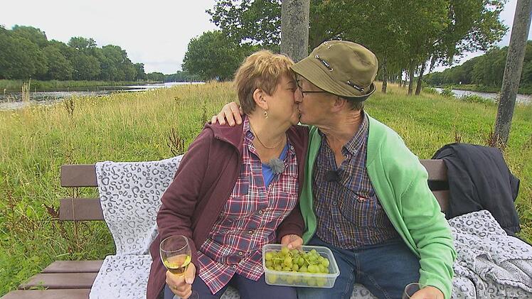 Happy End f&uuml;r H&uuml;hnerwirt Walter und seine Hofdame Katharina.