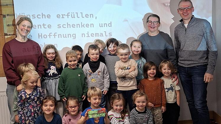 Timo Krambo, Jonas&rsquo; Vater, holte die Spende des Westheimer Kindergartens f&uuml;r &bdquo;Jonas hilft&ldquo; ab.
