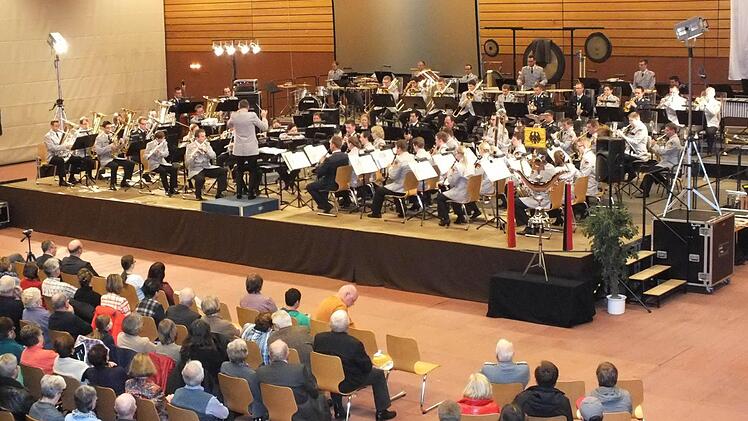 Gut besucht war das Konzert des Ausbildungskorps der Bundeswehr in Münnerstadt. Foto: Björn Hein