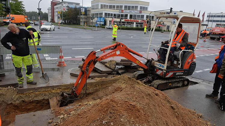 Da muss ein neuer her: Der alte kombinierte Ampel- und Laternenmast am Berliner Ring in Bamberg wurde umgefahren. Foto: Ronald Rinklef
