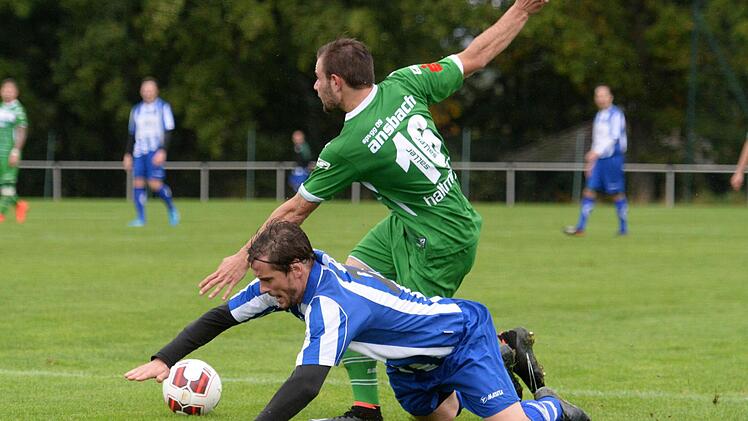 Der erst kürzlich von der SpVgg Bayreuth zurückgeholte Perparim Gashi (vorne) feierte sein Comeback im Trikot des TSV Neudrossenfeld. Hier behauptet er den Ball gegen den Ansbacher Pascal Haltmayer.
