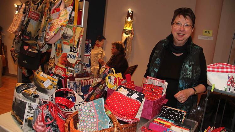 Traudl Tröger-Franz hat Selbstgenähtes im Angebot. Foto: Sonja Adam