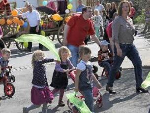 Beim Umzug gingen die Kleinen voraus.  Foto: Mathias Erlwein