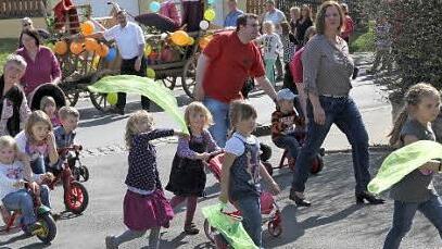 Beim Umzug gingen die Kleinen voraus.  Foto: Mathias Erlwein