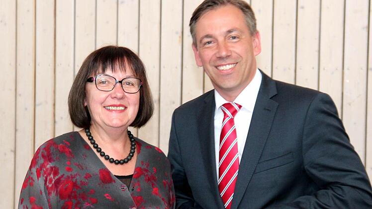 Schulleiterin Sieglinde Gröger freut sich über den Scheck von Landrat Alexander Tritthart.