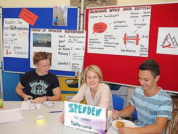 Eine Kletterwand will das Johann-Philipp-von-Schönborn-Gymnasium in Münnerstadt anschaffen. Dafür verkauften Schüler beim Sommerfest Gutscheine und sammelten Spenden.  Foto: Dieter Britz