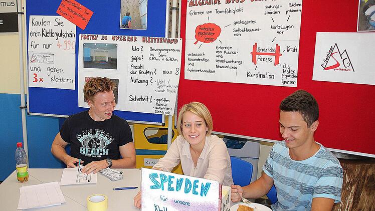 Eine Kletterwand will das Johann-Philipp-von-Schönborn-Gymnasium in Münnerstadt anschaffen. Dafür verkauften Schüler beim Sommerfest Gutscheine und sammelten Spenden.  Foto: Dieter Britz