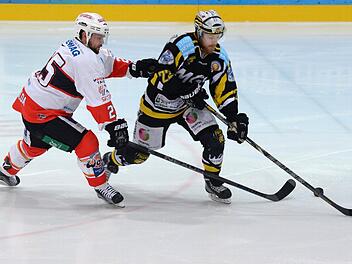 Der Bayreuther Dennis Thielsch (rechts) verliert im Laufduell mit Tomas Gulda den Puck. Foto: Peter Mularczyk
