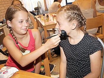 Sich gegenseitig Schminken macht Spaß.  Fotos: Gerda Völk