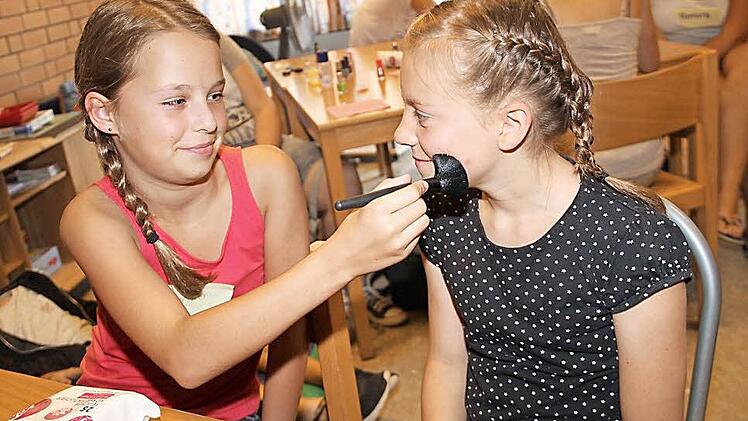 Sich gegenseitig Schminken macht Spaß.  Fotos: Gerda Völk