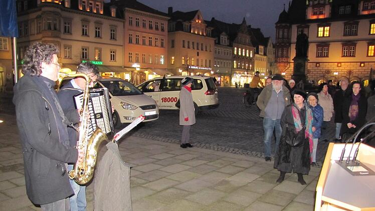 Pfarrer Hartmut Braune-Bezold und Robert Dicker gestalteten die Feierstunde musikalisch aus. Foto: Martin Koch