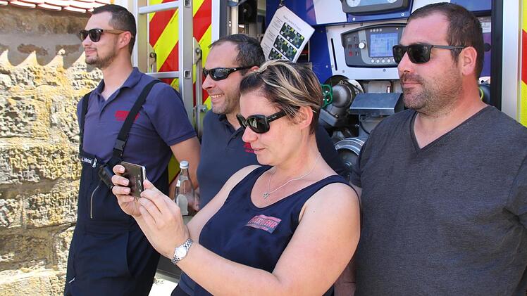 Nicole Trapper und ihr Feuerwehr-Team freuten sich, dass die Kinder planschten. Foto: Matthias Einwag