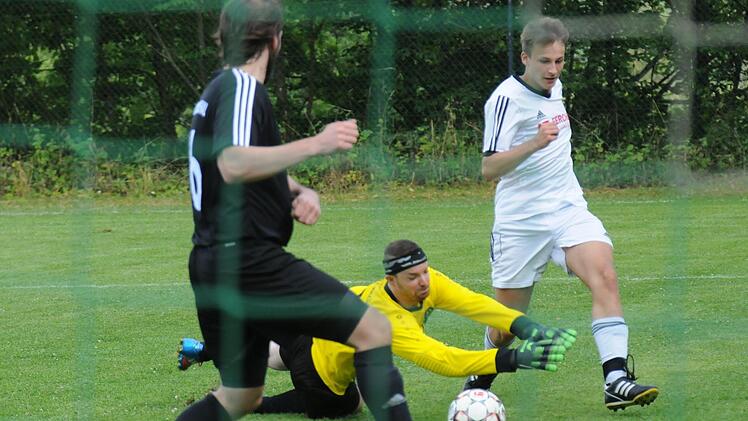 Dieser Versuch von Tristan Schmid (rechts) war nicht von Erfolg gekrönt. Was der Spieler der SG Bad Bocklet/Aschach locker verschmerzen konnte, denn gegen die SG Euerdorf/Sulzthal II (von links: Michael Volkmuth und Torwart Enrico Diez) gelang ein Kantersieg. Foto: ssp