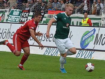 Mehr Kampf als Spiel: Der Schweinfurter Stefan Maderer (gr&uuml;n) m&uuml;ht sich zwar am Memminger Lirim Kelmendi vorbei, eine Anspielstation findet er danach aber nicht.  Foto: Marion Wetterich
