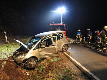Auf der B22 im Landkreis Bamberg in Oberfranken ist es am Sonntagmorgen zu einem Unfall gekommen. Der Fahrer wurde stundenlang in seinem Fahrzeug eingeklemmt und musste befreit werden. Foto: NEWS5 / Merzbach