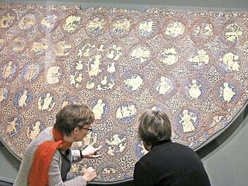 An den Kaisermänteln im Diözesanmuseum begeistern die Experten gerade auch die filigranen Details. Einen wirtschaftlichen Wert kann man ihnen nicht zuordnen. Sie sind unverkäuflich, fallen damit aus der Bilanzsumme.  Foto: Barbara Herbst