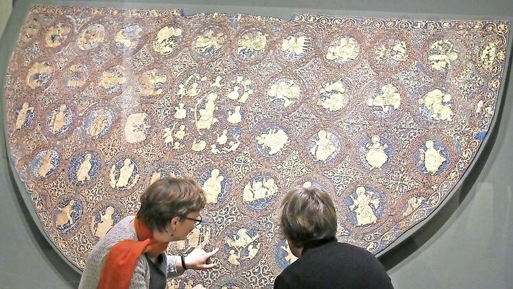 An den Kaisermänteln im Diözesanmuseum begeistern die Experten gerade auch die filigranen Details. Einen wirtschaftlichen Wert kann man ihnen nicht zuordnen. Sie sind unverkäuflich, fallen damit aus der Bilanzsumme.  Foto: Barbara Herbst