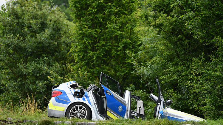 Drei Schwerverletzte bei Unfall mit Streifenwagen auf der A6