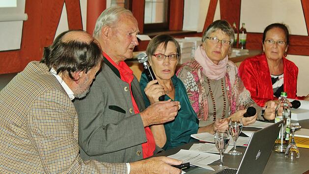 Die Familie gestaltet gemeinsam die Präsentation des Buches bei der 1. Kissinger Buchmesse: (von links) Sohn Fritz Lang, Autor Ludwig Lang, die Töchter Resi Turner und Liesel Göb sowie Schwiegertochter Maria Lang.
