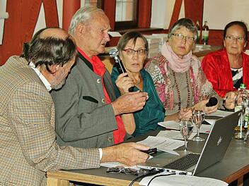 Die Familie gestaltet gemeinsam die Präsentation des Buches bei der 1. Kissinger Buchmesse: (von links) Sohn Fritz Lang, Autor Ludwig Lang, die Töchter Resi Turner und Liesel Göb sowie Schwiegertochter Maria Lang.