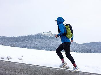 Adrian Niski läuft im November durch den Schnee auf dem Frankenweg.