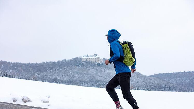 Adrian Niski läuft im November durch den Schnee auf dem Frankenweg.