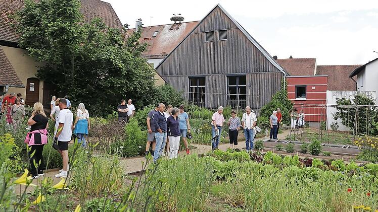 Besucher beim Rundgang durch den Museumsgarten