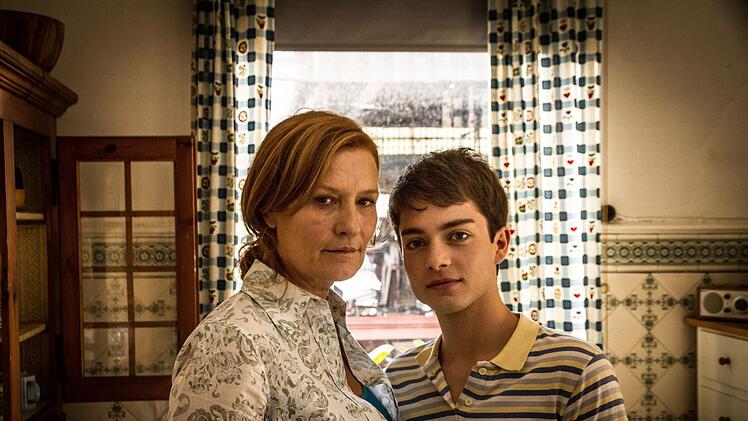 Elsa (Suzanne von Borsody) und ihr Pflegesohn Arne (Max Hegewald) unterhalten sich in der K&uuml;che.