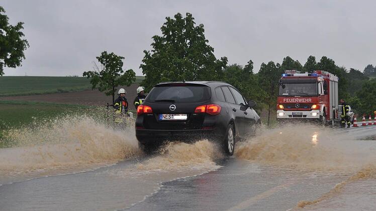 In vielen Straßen im Landkreis Rhön-Grabfeld stand das Hochwasser. Foto: Hanns Friedrich