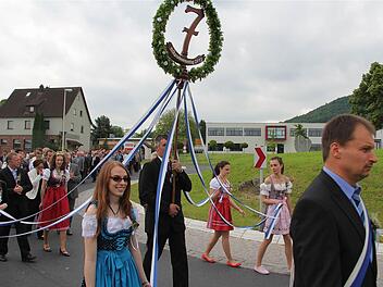 Der Festzug mit den Siebener-Ehrendamen gelangte durch den Verkehrskreisel an der B 287. Fotos: Gerd Schaar