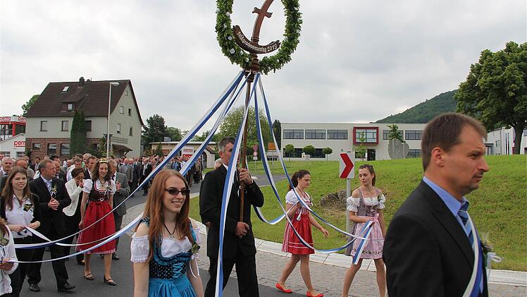Der Festzug mit den Siebener-Ehrendamen gelangte durch den Verkehrskreisel an der B 287. Fotos: Gerd Schaar