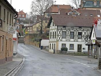 Mit der Verkürzung der Busbucht in der Hauptstraße wird ein Fußgänger-Überweg ermöglicht. Foto: R. Rinklef