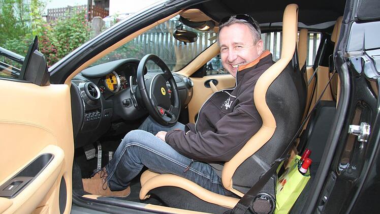 Wolfgang Isert fährt einen schwarzen Ferrari mit camel-farbener Innenausstattung - passend zu den Schuhen - und gelbem Tacho.