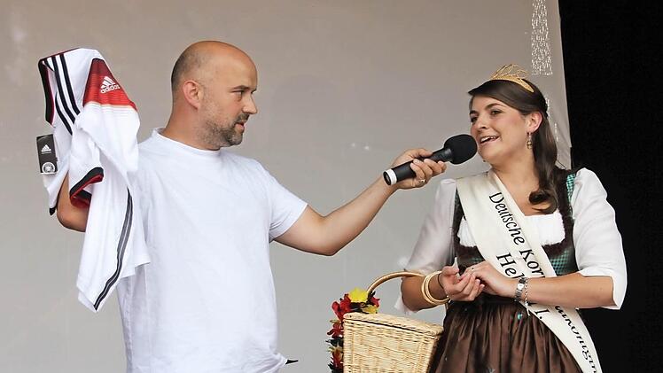 Moderator Markus Häggberg und Korbstadtkönigin Helena I. auf der Bühne in Lichtenfels: Hier wurde ein Trikot verlost.