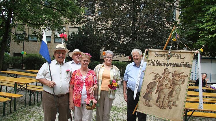 Diese drei Kerwajungs der Familie Schaller sind allesamt im Badhaus geboren - sie halten beim Seniorengregori immer die Fahne der Schildbürgergemeinden hoch: Adolf Schaller (75), Heinz Schaller (68), Angela Schaller (69), Lotti Schaller (67) und Werner Hofmann (74).