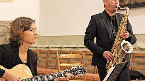 Thomas Eschenbacher (Saxophon) und Katharina Hargens (Gitarre) begeisterten in der Kilianskirche in Kasendorf. Foto: Katharina Müller-Sanke