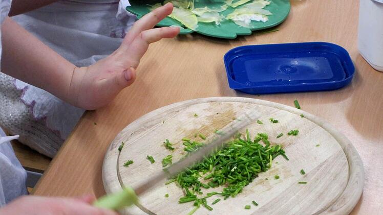 Die Kinder bereiten das gesunde Essen vor. Foto: privat